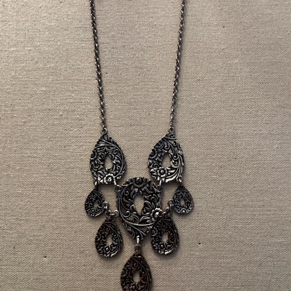 Elegant Silver Floral Necklace